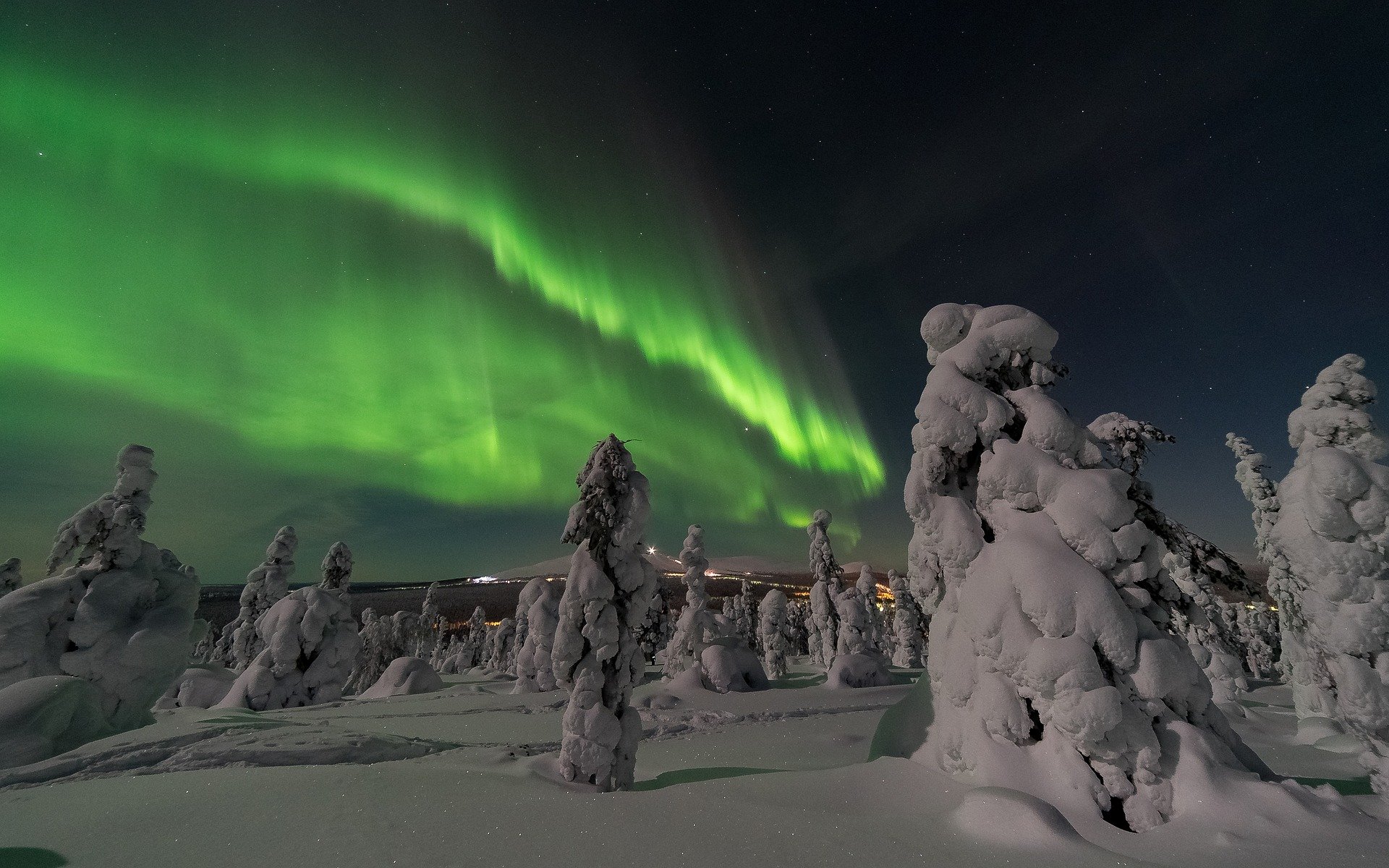La famosa aurora boreal en la Laponia finlandesa 