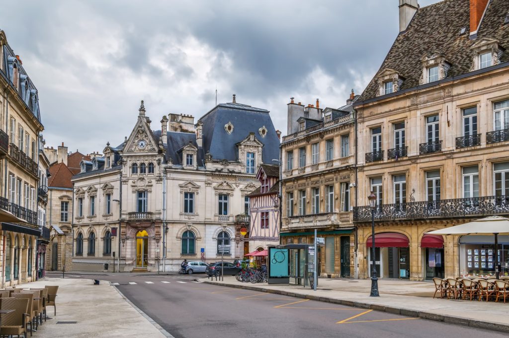 Restaurantes en una calle de Dijon