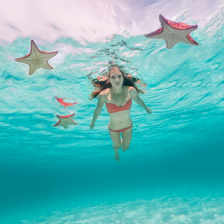 Bahamas Girl nada con estrella de mar