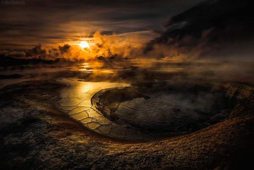 Puesta de sol sobre paisajes islandeses
