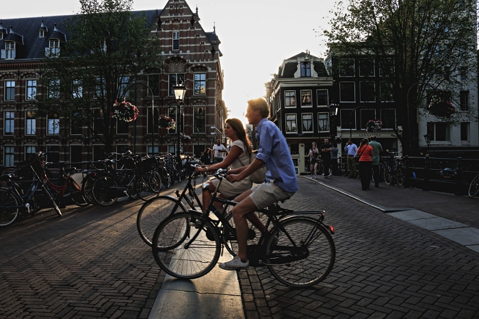 Visitas guiadas en bicicleta para descubrir lugares de interés y actividades inusuales en Ámsterdam.
