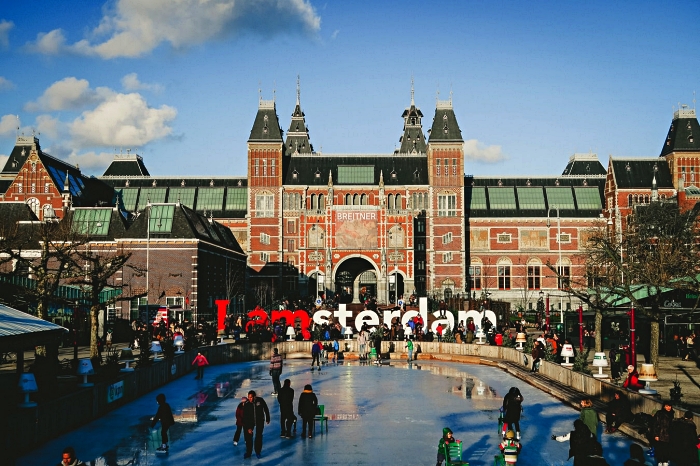 patinando frente al museo nacional de pintura de Ámsterdam, ideas para visitar Ámsterdam en invierno