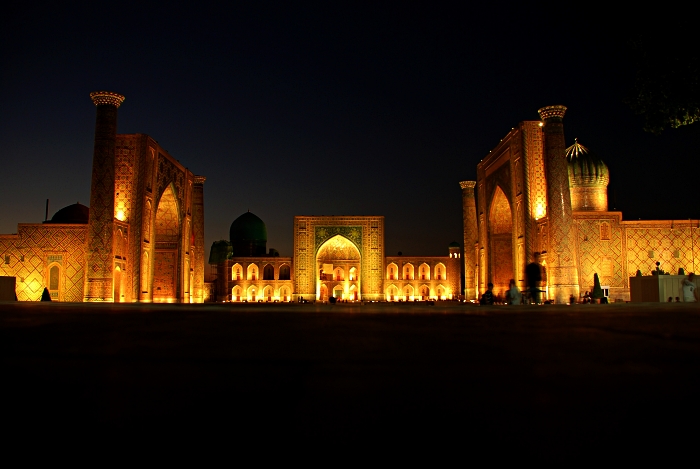 visita de la antigua ciudad de Samarcanda, el edificio de la plaza Registan iluminado por la noche