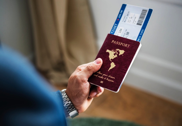 un hombre que tenga un pasaporte con un boleto de avión, consejos prácticos para organizar mejor su vuelo, infórmese sobre los documentos a proporcionar