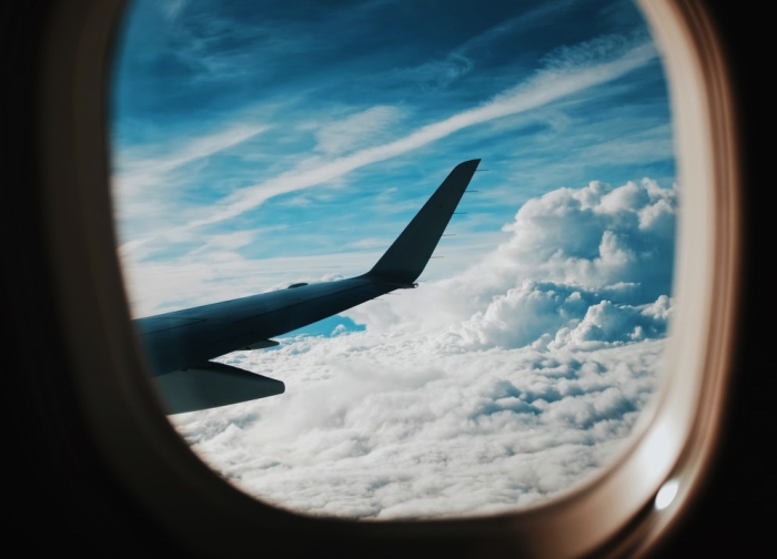 visto a través de la ventana de un avión en lo alto del cielo, prepárese mejor para su viaje en avión para disfrutar mejor de sus vacaciones 