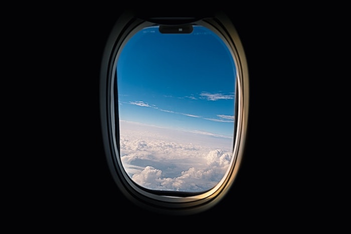 viajar en avión ventana con vista en las nubes
