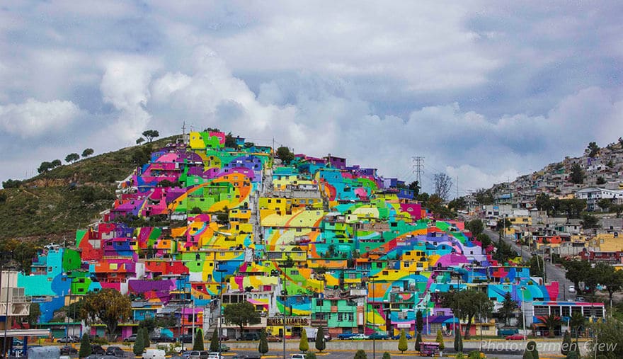En México, una gigantesca obra de arte callejero ilumina una favela