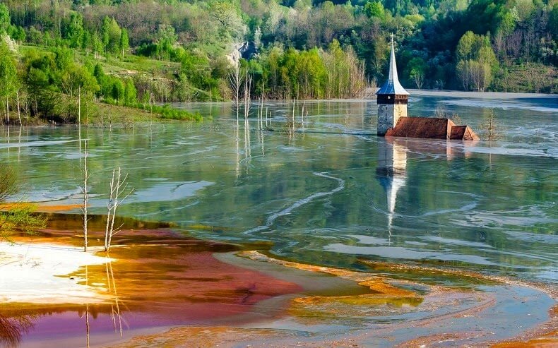 Geamăna, un pueblo rumano inundado por un lago tóxico