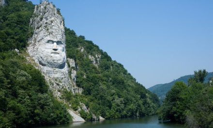 La estatua del rey Decebal en la frontera rumano-serbia