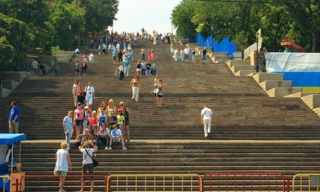 Sube los escalones de la escalera Potemkin en Odessa