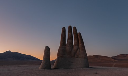 Chile: la “Mano del Desierto”, una de las obras más impactantes