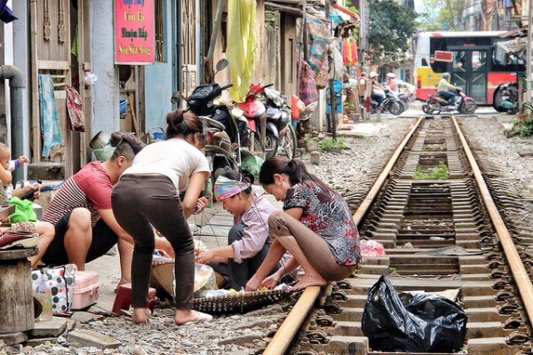 En Hanoi, un tren rasura los muros de calles estrechas