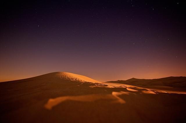 Cielo estrellado en el desierto