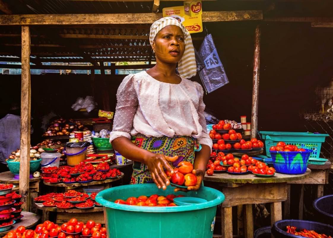 mujer vende tomates