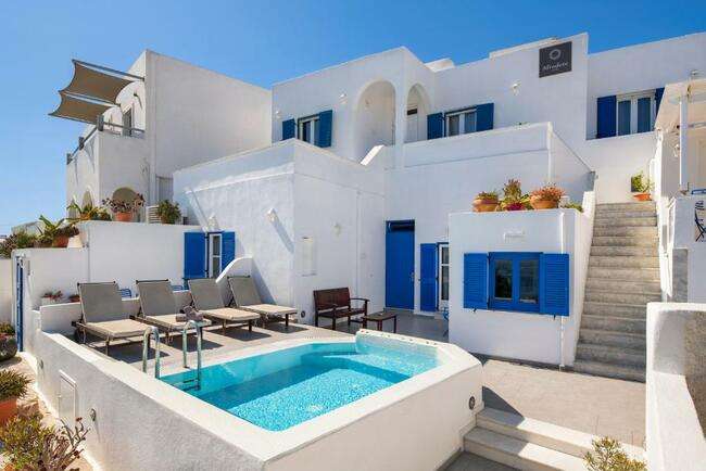 El Hotel Afrodete, uno de los mejores hoteles de Santorini, fotografiado en un día soleado en la piscina