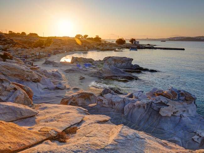 Amanecer sobre Kolymbithres, Paros, una de nuestras selecciones para las mejores playas de Grecia