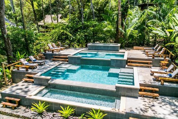 Área de piscina en uno de los mejores resorts todo incluido en Costa Rica, la Copa De Arbol Beach & Rainforest Resort