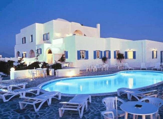 El Hotel Babis, uno de los mejores complejos turísticos de Santorini, fotografiado en la zona de la piscina por la noche