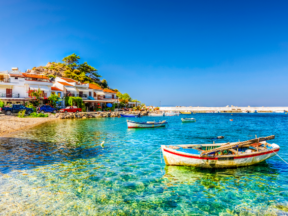 Barcos rústicos flotando en Kokkari, una de las mejores islas de Grecia