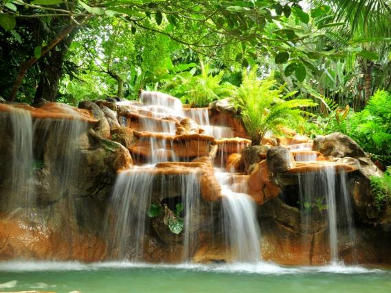 Belleza natural y aventura vista en una fuente termal durante el mejor momento para visitar Costa Rica