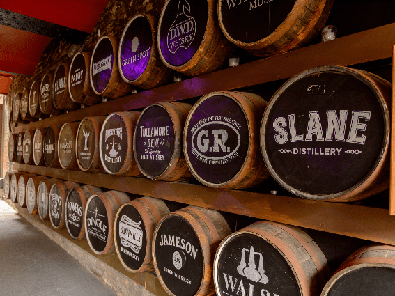 Capas de whisky envejecido en barril en el Irish Whiskey Museum, conocido como uno de los mejores lugares para visitar en Irlanda
