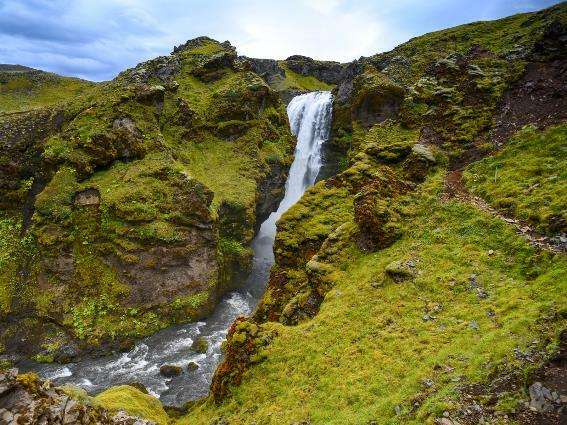 Cascada en el paso de Fimmvorduhals, una de las mejores opciones para las mejores excursiones en general en Islandia