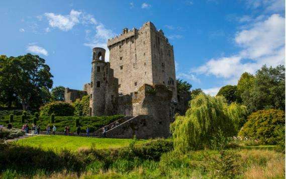 Castillo de Blarney, uno de los mejores castillos irlandeses, mostrado desde la antigua zona del foso