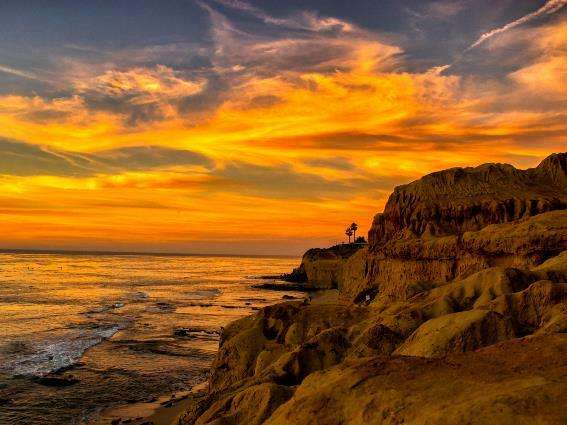 Cielo al atardecer sobre Sunset Cliffs, una de las mejores cosas que hacer en San Diego