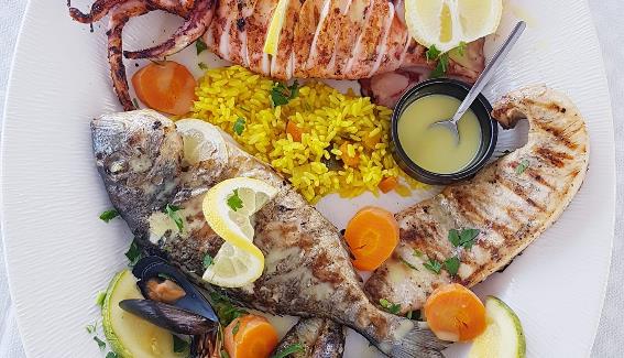 Comida en Santo Athiri, uno de los mejores restaurantes de Santorini