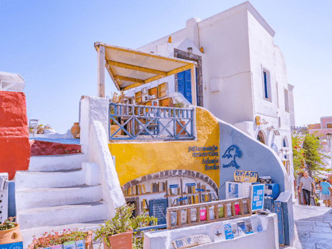 El fresco mercado del pueblo de Oia, una de las atracciones cercanas a los mejores hoteles de Santorini