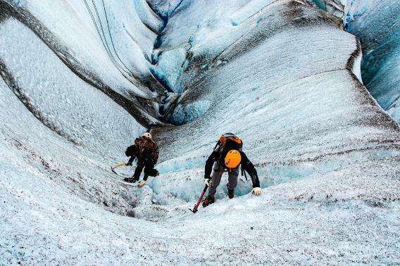 Dos personas escalando un glaciar congelado en la Patagonia durante el momento más barato para visitar
