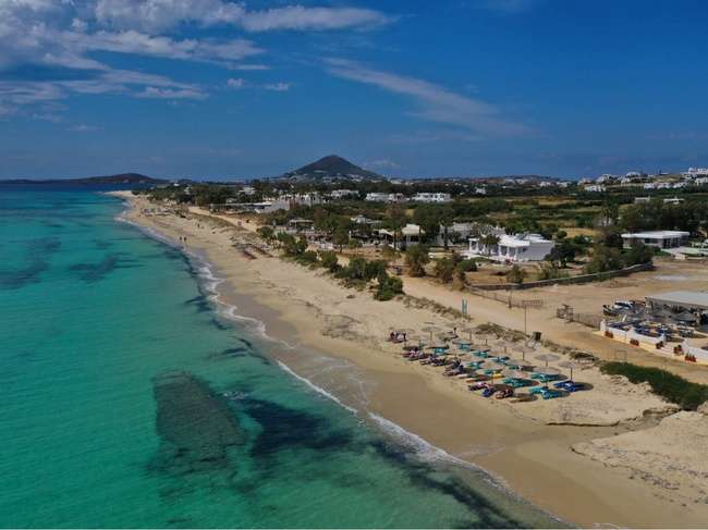 Drone filmado de una playa impresionante en Grecia, Porto Katsiki, una de las mejores playas de Grecia, Naxos