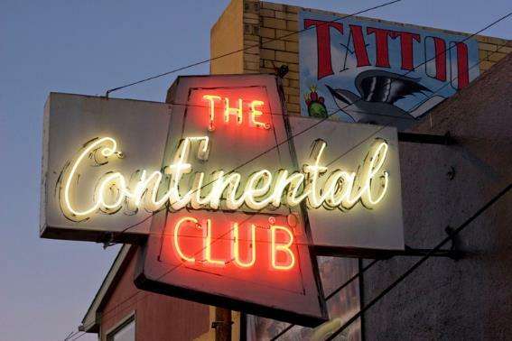 El Club Continental por la noche con letrero de neón.
