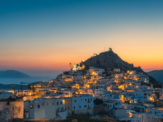 El encantador Chora Village al atardecer en la isla de Ios, una de las mejores islas de Grecia para visitar
