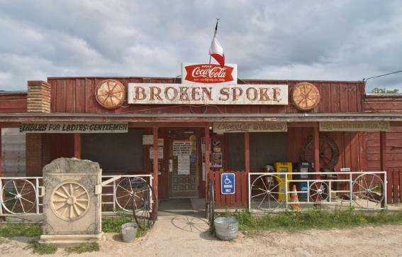 El salón del bar Honky Tonk de Broken Spoke