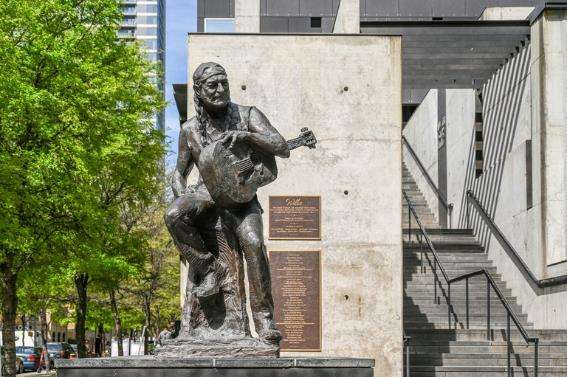 Escultura icónica de la leyenda de la música Willie Nelson en el ACL Moody Theater