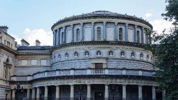 Exterior histórico del Museo Nacional de Irlanda, uno de los mejores lugares para visitar en Irlanda, con ornamentación articulada en sus paredes