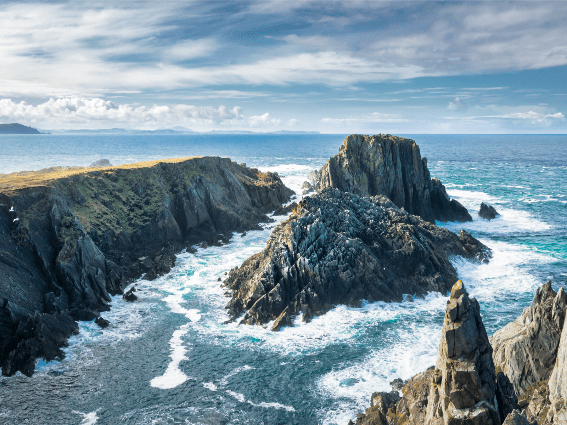 Furiosas olas del Atlántico rompiendo en los acantilados marinos de Malin Head, uno de los mejores lugares para visitar en Irlanda
