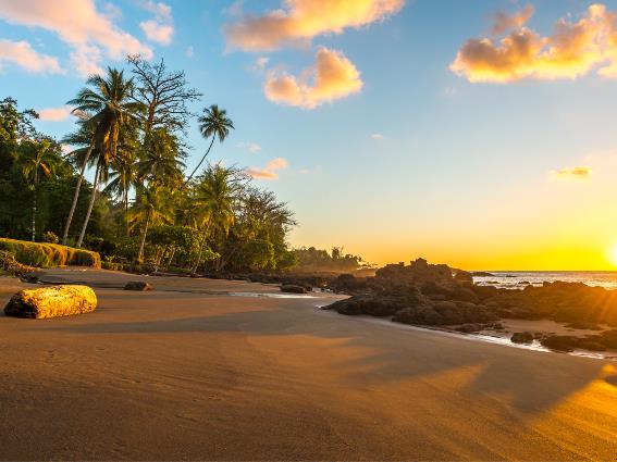 Hermosa mañana en la Península de Osa para una publicación sobre los mejores lugares para visitar en Costa Rica