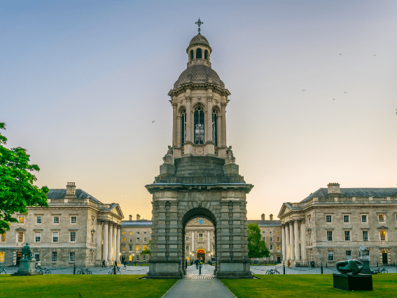 Hermoso retrato del Campanile dentro del Campus del Trinity College en Dublín, uno de los mejores lugares para visitar en Irlanda