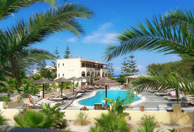 Horizon Resort, uno de los mejores hoteles de Santorini, fotografiado desde la piscina en un día soleado