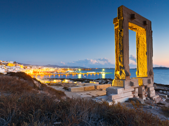 Imagen de las ruinas del templo de Naxos, una de las mejores cosas que hacer en Grecia