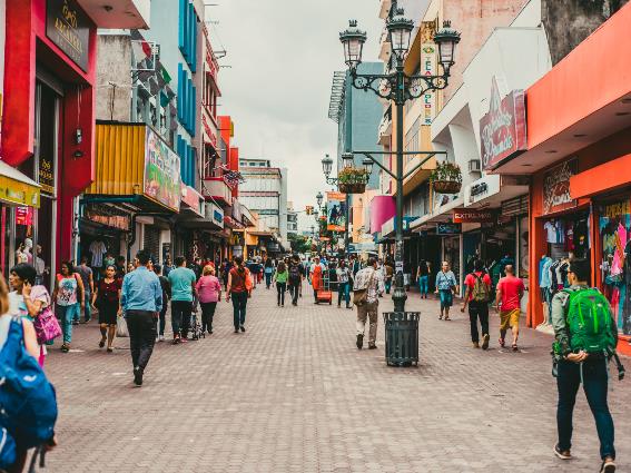 Imagen de personas caminando por una concurrida plaza de san josé, una de las mejores cosas que hacer en Costa Rica