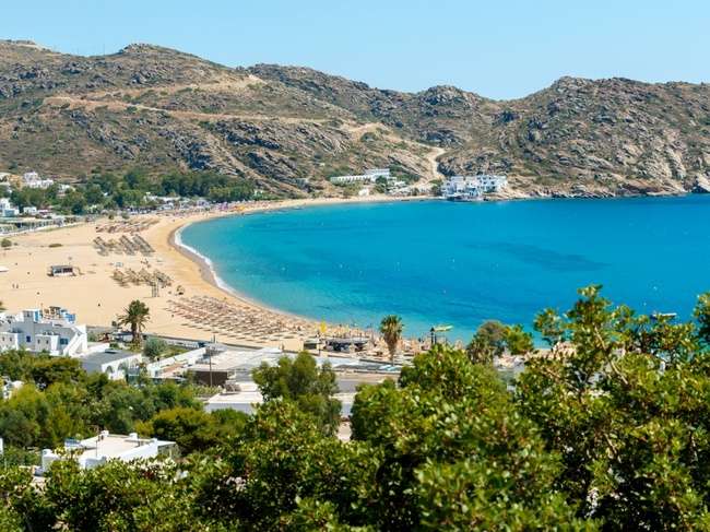 Imagen de una de las mejores playas de Grecia, Mylopotas, Ios, fotografiada desde la cima de la colina