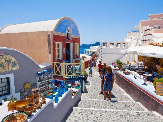 Imagen de una pareja de compras en Santorini, una de las mejores cosas que hacer mientras estás allí