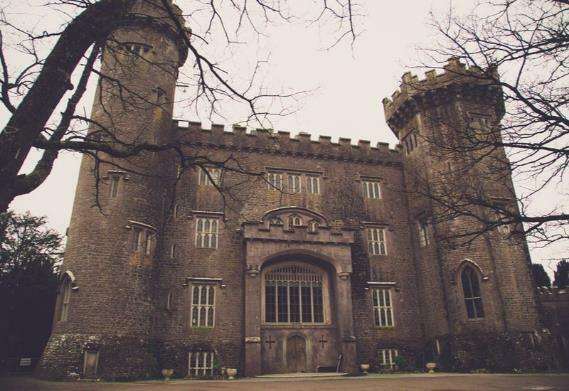 Imagen espeluznante del castillo de Charleville, uno de los mejores de Irlanda, visto en una imagen vintage