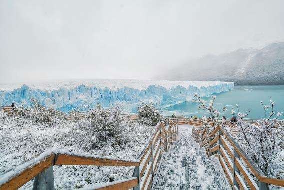 Invierno en la Patagonia (la peor época para visitar) con un puente cubierto de nieve con vista al agua