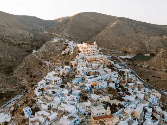 La ciudad poblada de Ano Syros y la histórica Catedral de San Jorge en la isla de Syros, una de las mejores islas de Grecia para visitar