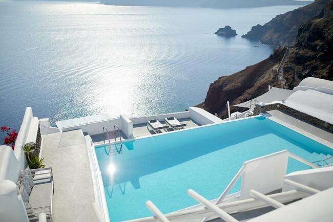 La Perla Villas and Suites, uno de los mejores hoteles de Santorini, visto desde la zona de la piscina con vistas al océano
