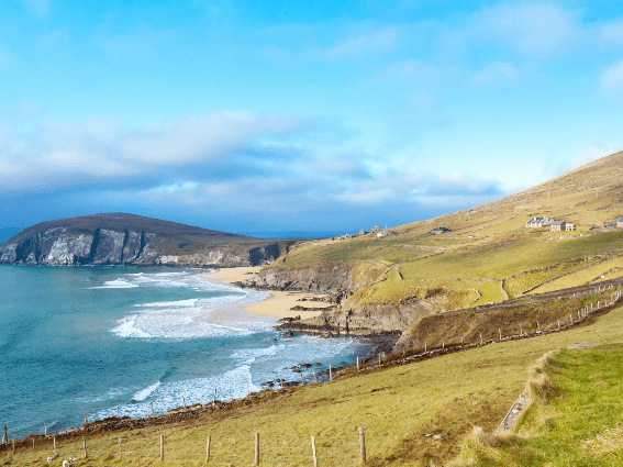 La playa de Loney Keem con su pequeña costa y costa rocosa, una pieza sobre los mejores lugares para visitar en Irlanda